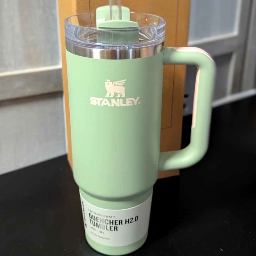 New STANLEY Quencher H2.0 Flowstate Tumbler cup 30 OZ Lichen Green 40 hrs iced